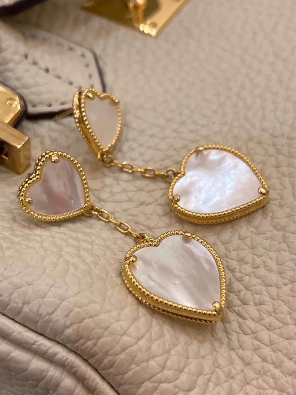 

Большие и маленькие двусторонние серьги с естественным блеском