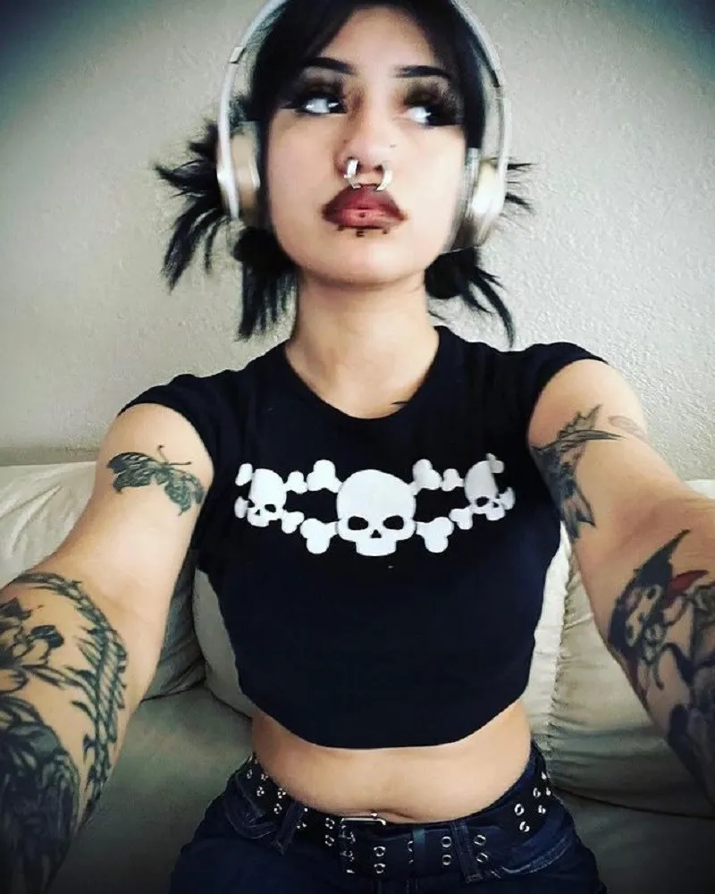 

Emo Girl Crop Top Casual Y2k Clothes Gothic Skull Print Grunge Short Sleeve Tee 90s Vintage Punk Streetwear Slim Sexy Baby Tee