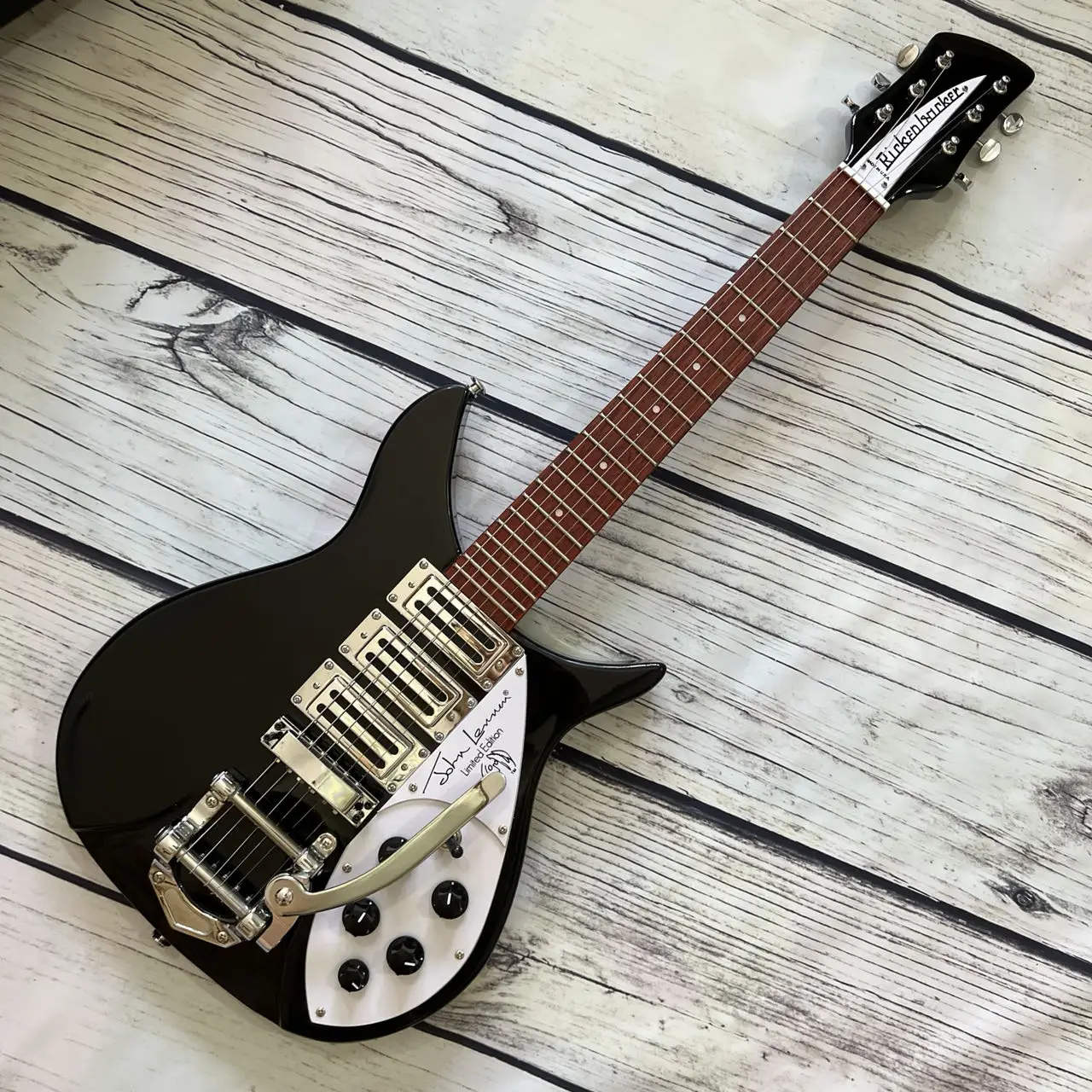 

Rickenbacker Electric Guitar, Mahogany Body, Black Color, Tremolo System Bridge, 6 Strings Guitarra, 325 violão, гитара