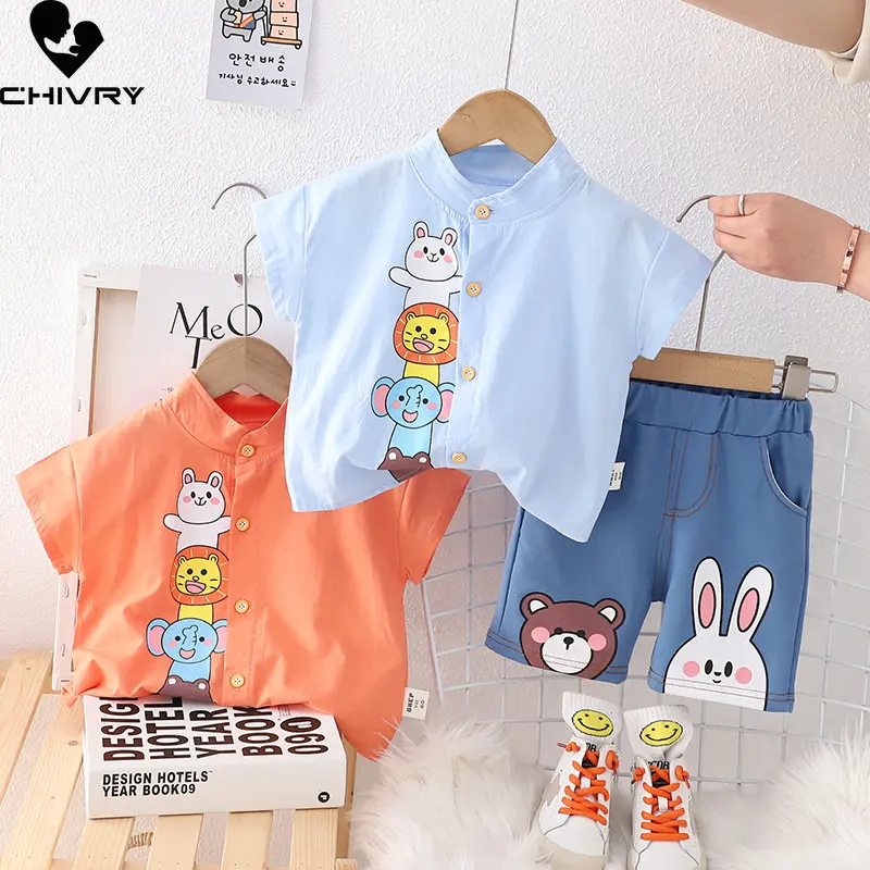 

Новинка 2023, летняя рубашка с коротким рукавом и отворотом для мальчиков и девочек, топы с мультяшным принтом и джинсовые шорты, одежда, детские модные комплекты одежды для малышей