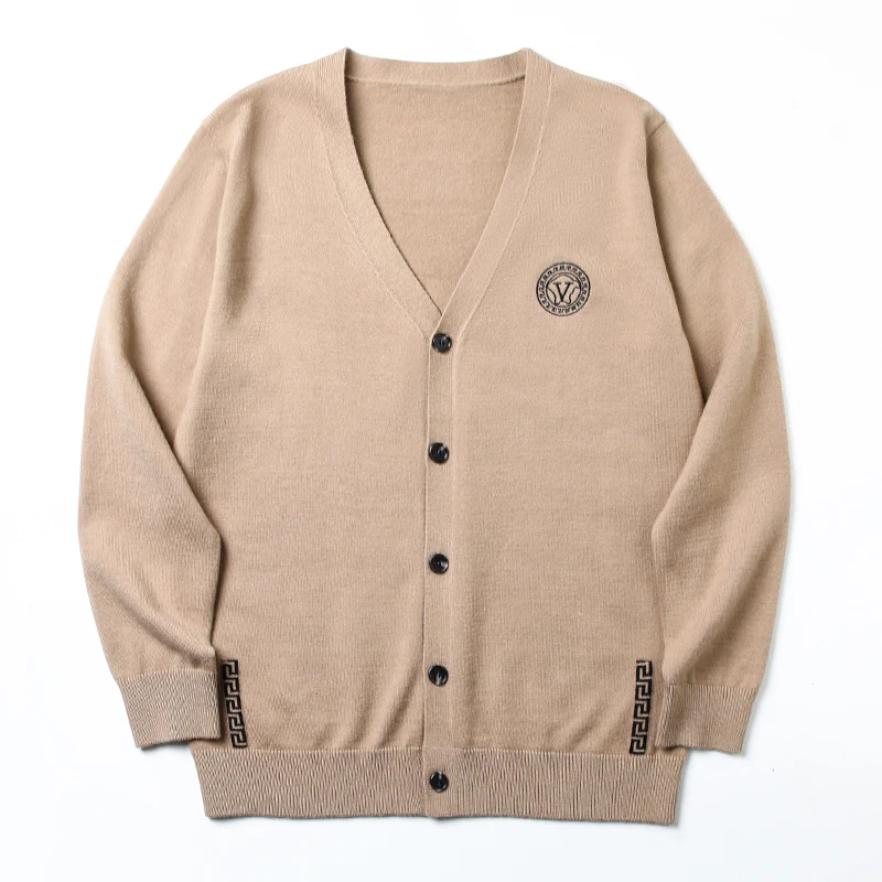 

Мужской трикотажный кардиган с V-образным вырезом и надписью