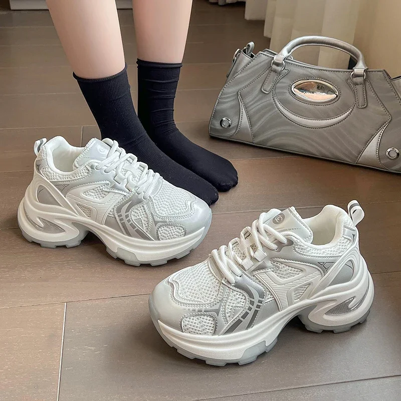 Одинаковая спортивная обувь женская повседневная на толстой подошве и плоской