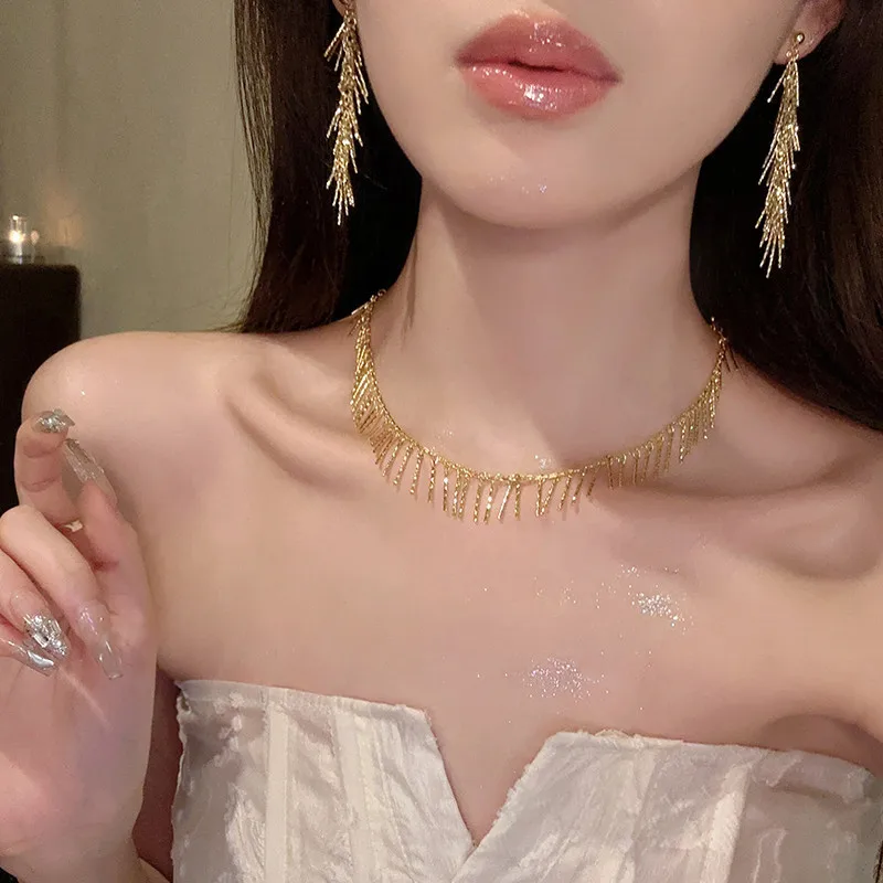 Серьги-подвески золотого и серебряного цвета с кисточкой