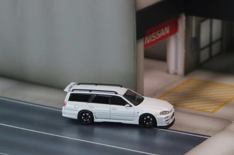Цена Уличное оружие SW 1:64 Nissan Stagea R34 жемчужно-белый литая модель автомобиля Pаспродажа Уличное оружие SW 1:64 Nissan Stagea R34 жемчужно-белый литая модель автомобиля