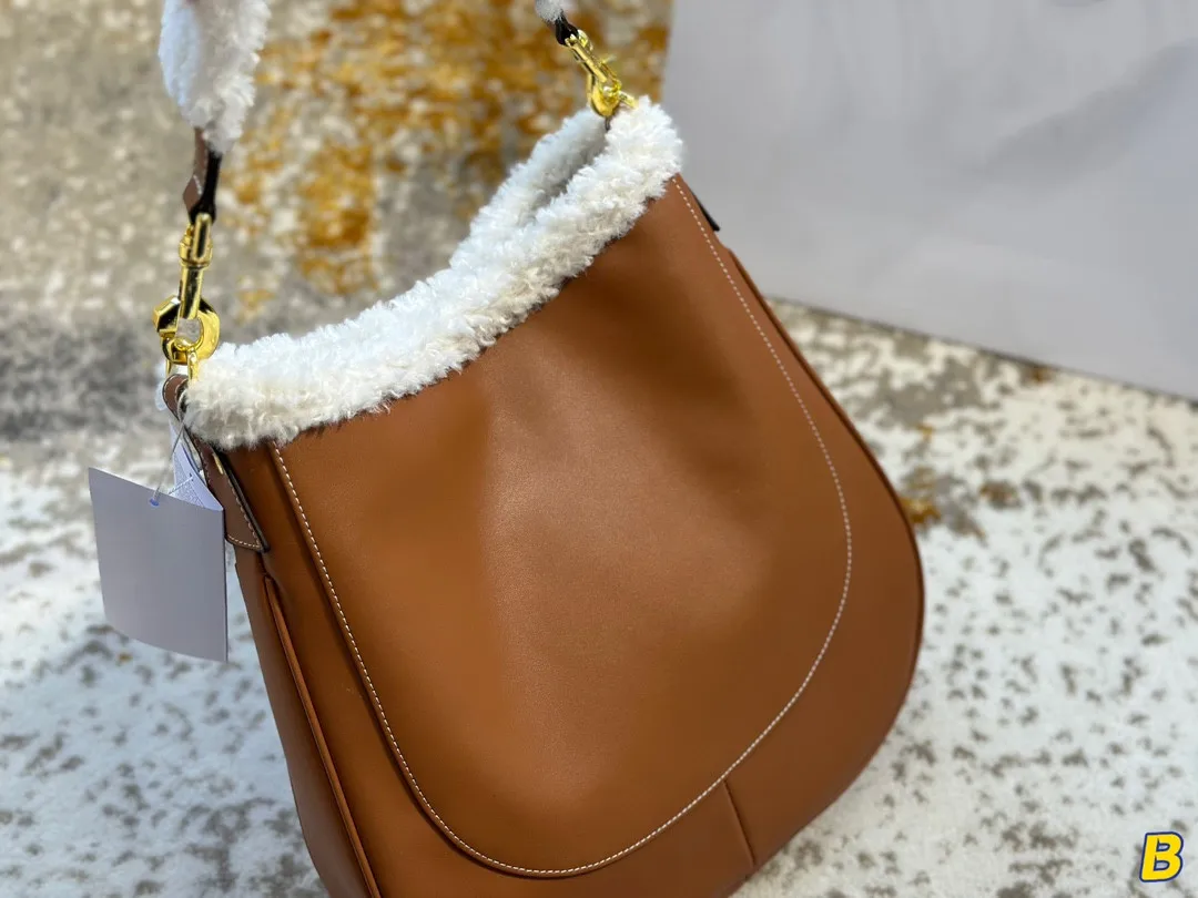 Soft leather Tote bag fluffy high-capacity shoulder bag 2022 autumn and winter new armpit bag fur bag portable women's bag