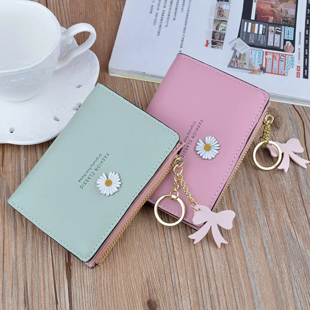 

Новые модные женские короткие кошельки, маленький простой кошелек с маргаритками, держатель для карт на молнии, кошелек для монет из ПУ кожи...