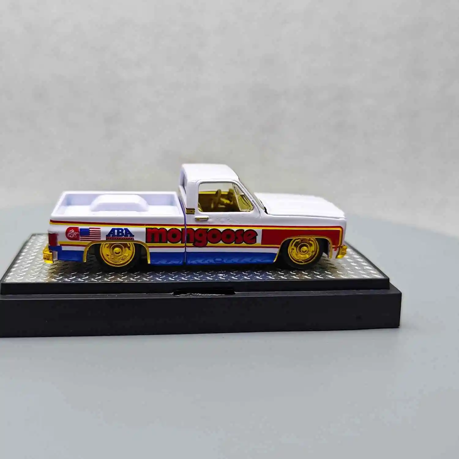 M2 машины 1/64 1979 HS19 Серебряная модель модели автомобилей из литого сплава