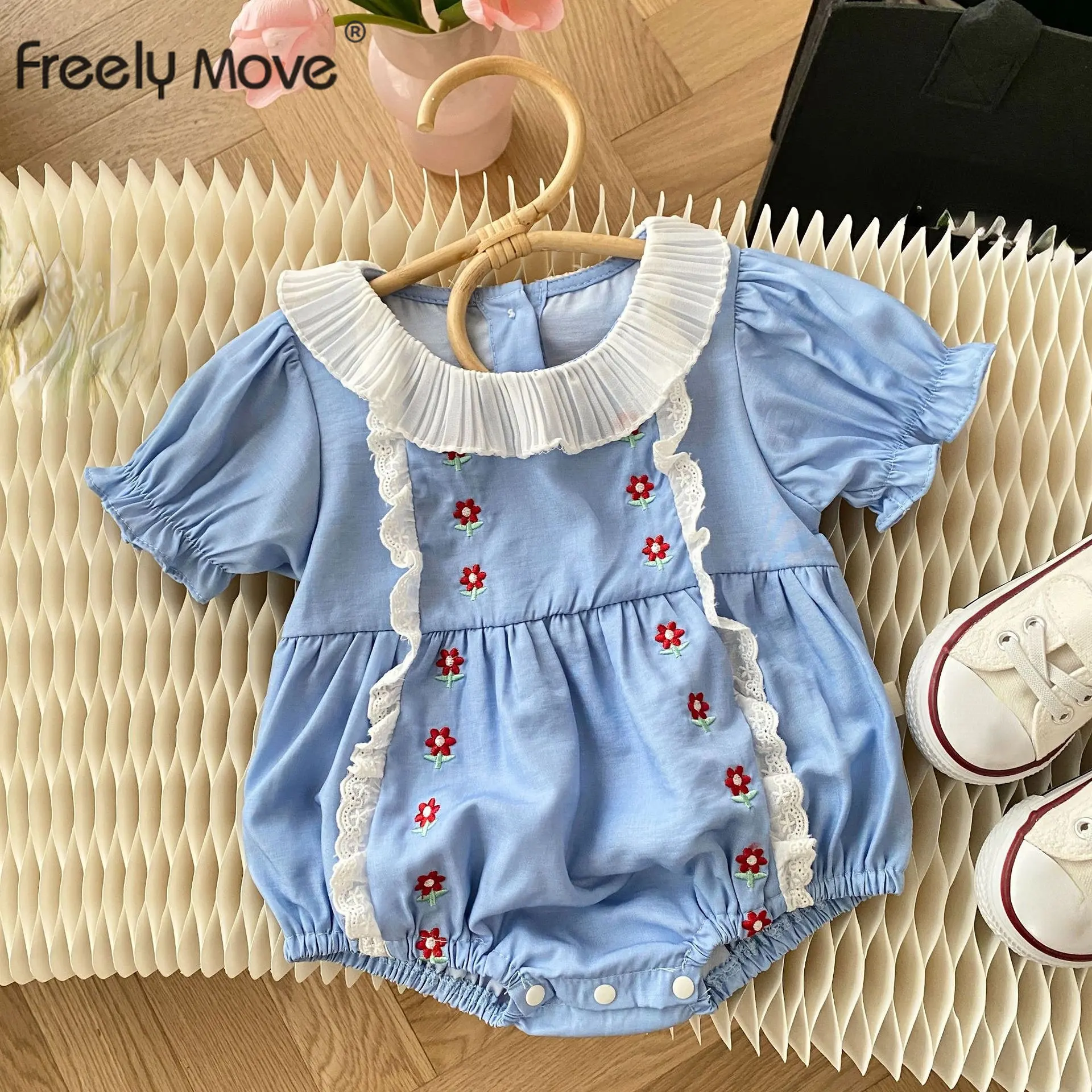 

Летний детский комбинезон с коротким рукавом и цветочной вышивкой