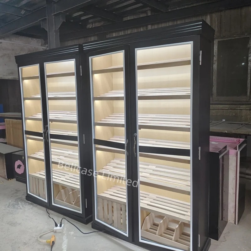 На заказ. Коммерческая мебель витрина для сигар с полками из испанского кедра