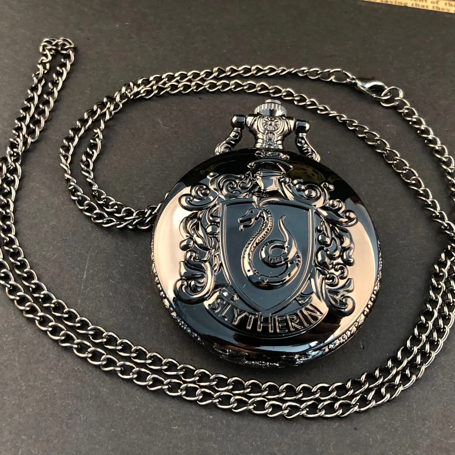 Рисунок 6 - Классические черные тисненые кварцевые