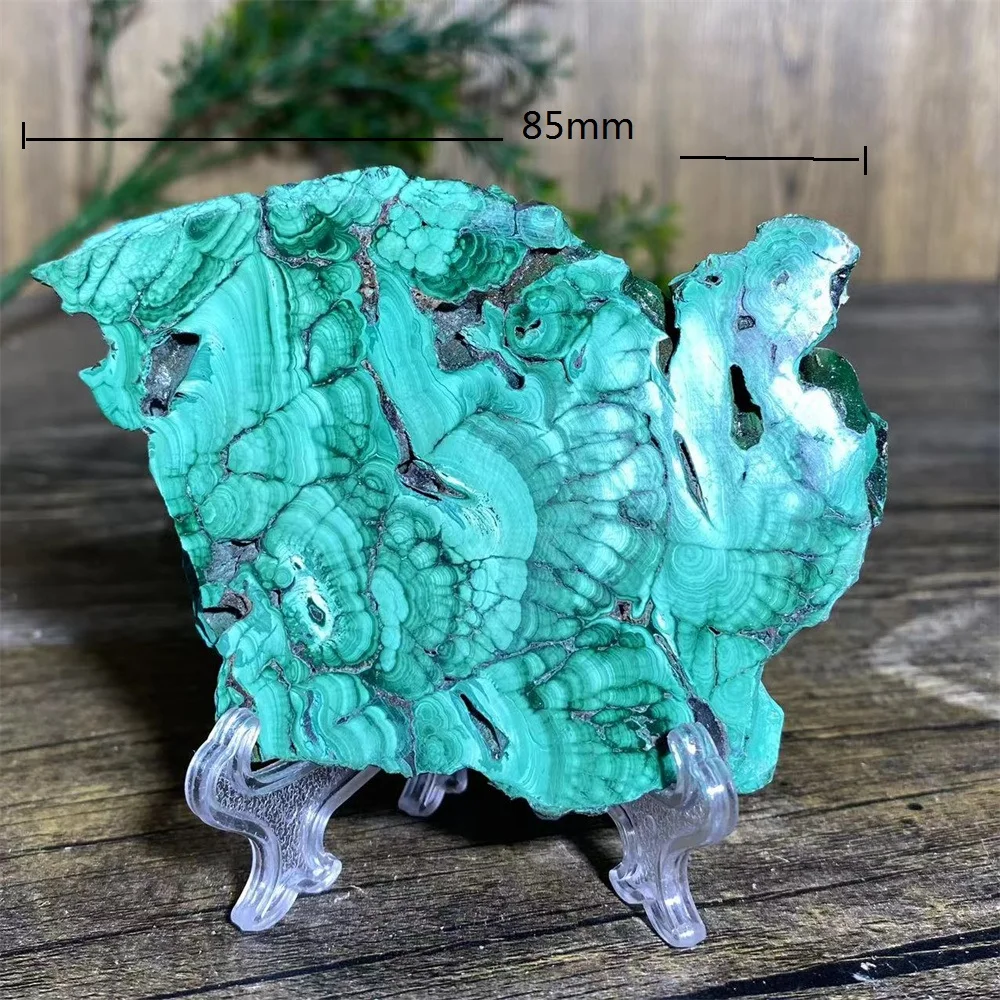 

Зелёный малахит, кусочек салата, кварцевый камень DriB