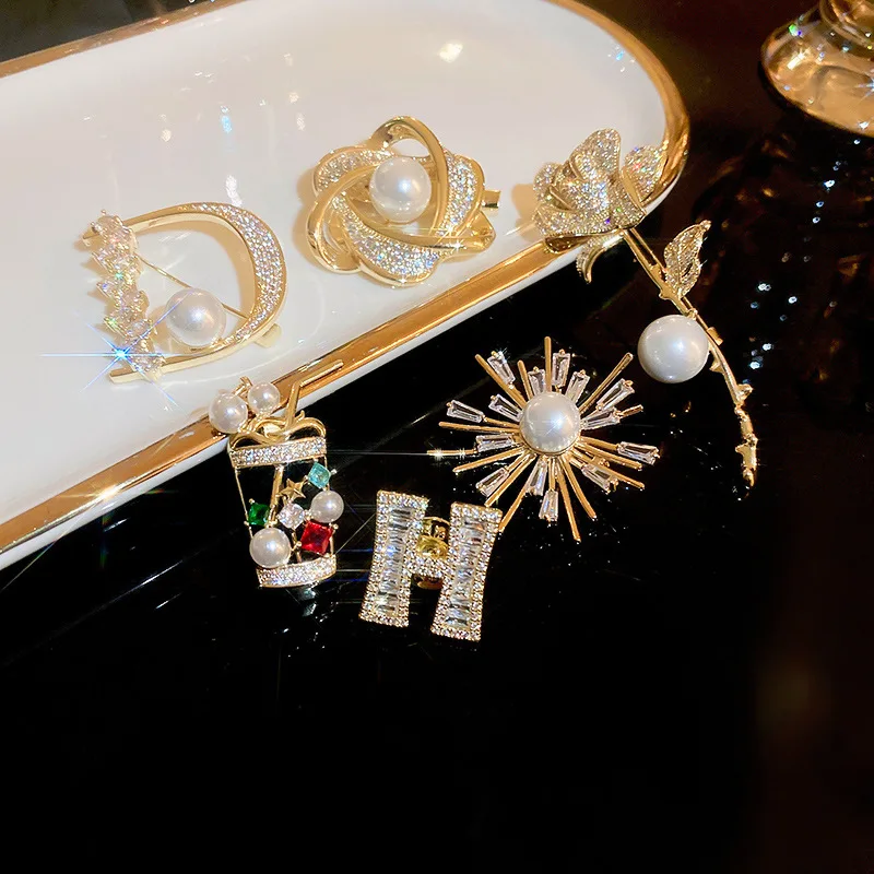 

Minar Luxury Multiple Shinning CZ Cubic Zirconia Rose Flower Letter Brooch for Women Simulated Pearl Brooches Daily Accessories