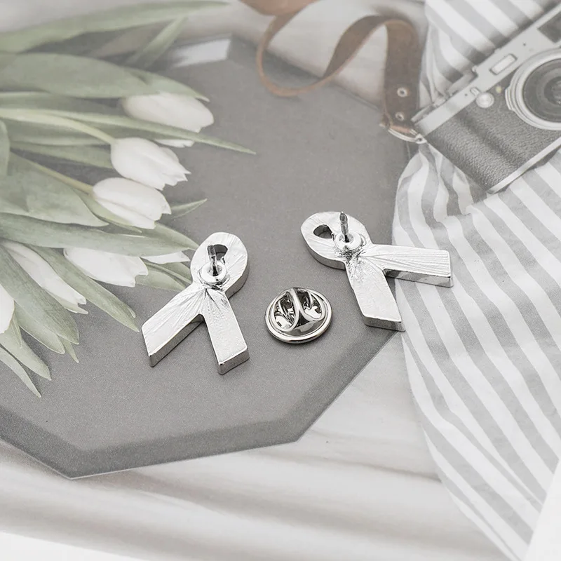 Красная и синяя брошь на лацкан с изображением дня ВИЧ |