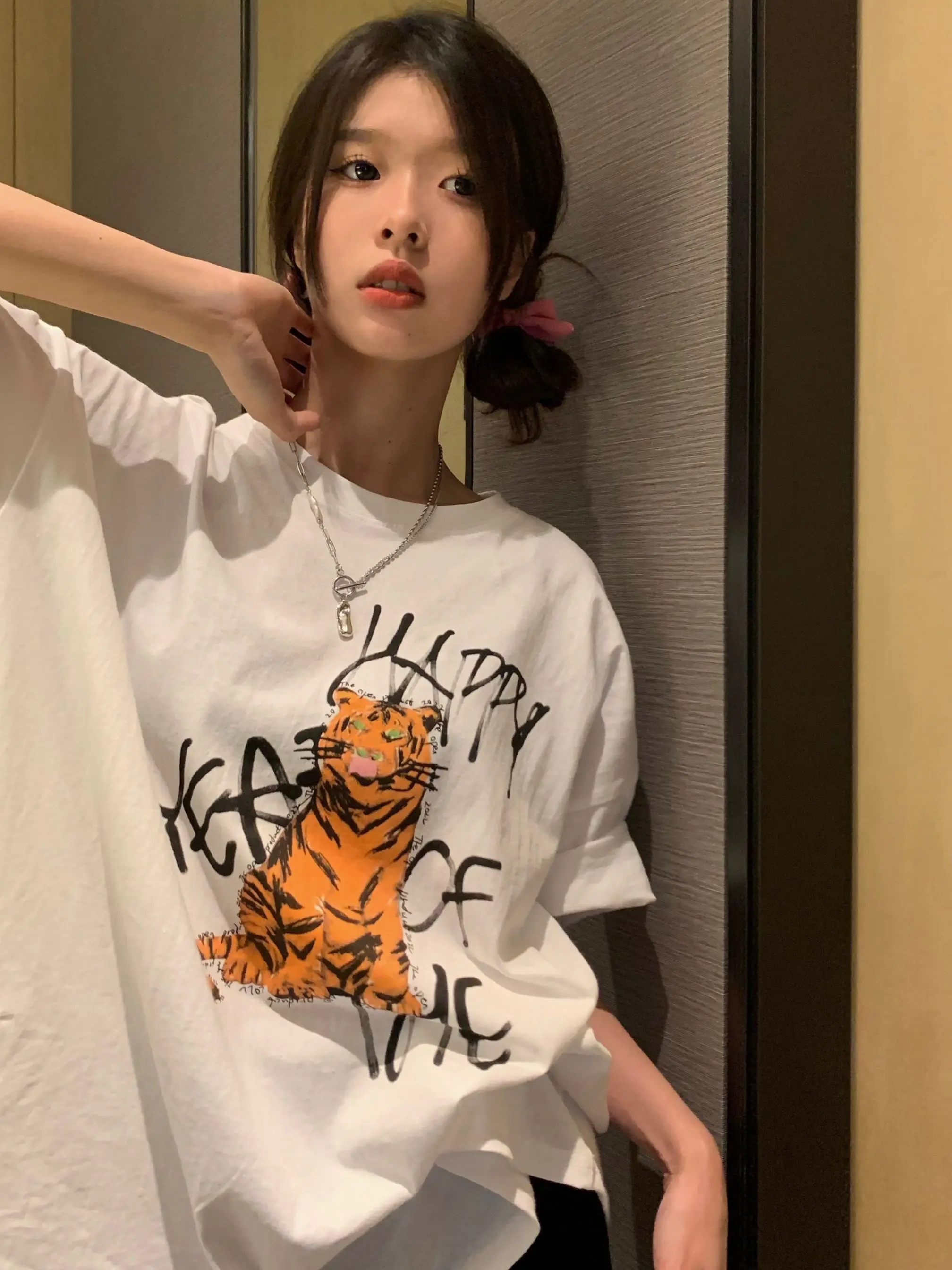 

Женская футболка с круглым вырезом, коротким рукавом и принтом тигра