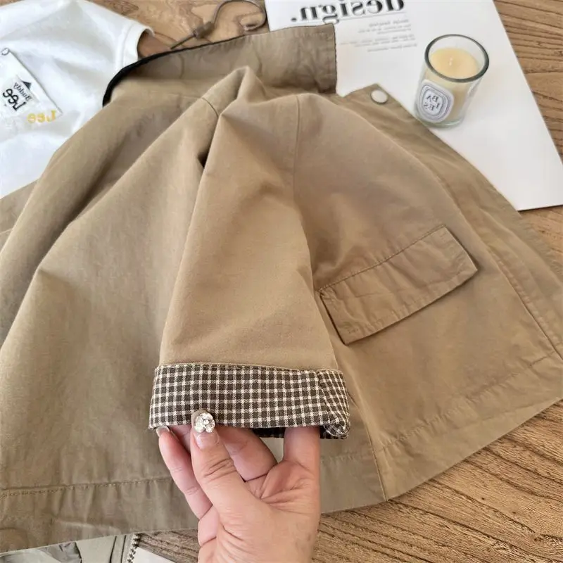 Верхняя одежда с отложным воротником на молнии и длинными рукавами весна 2024