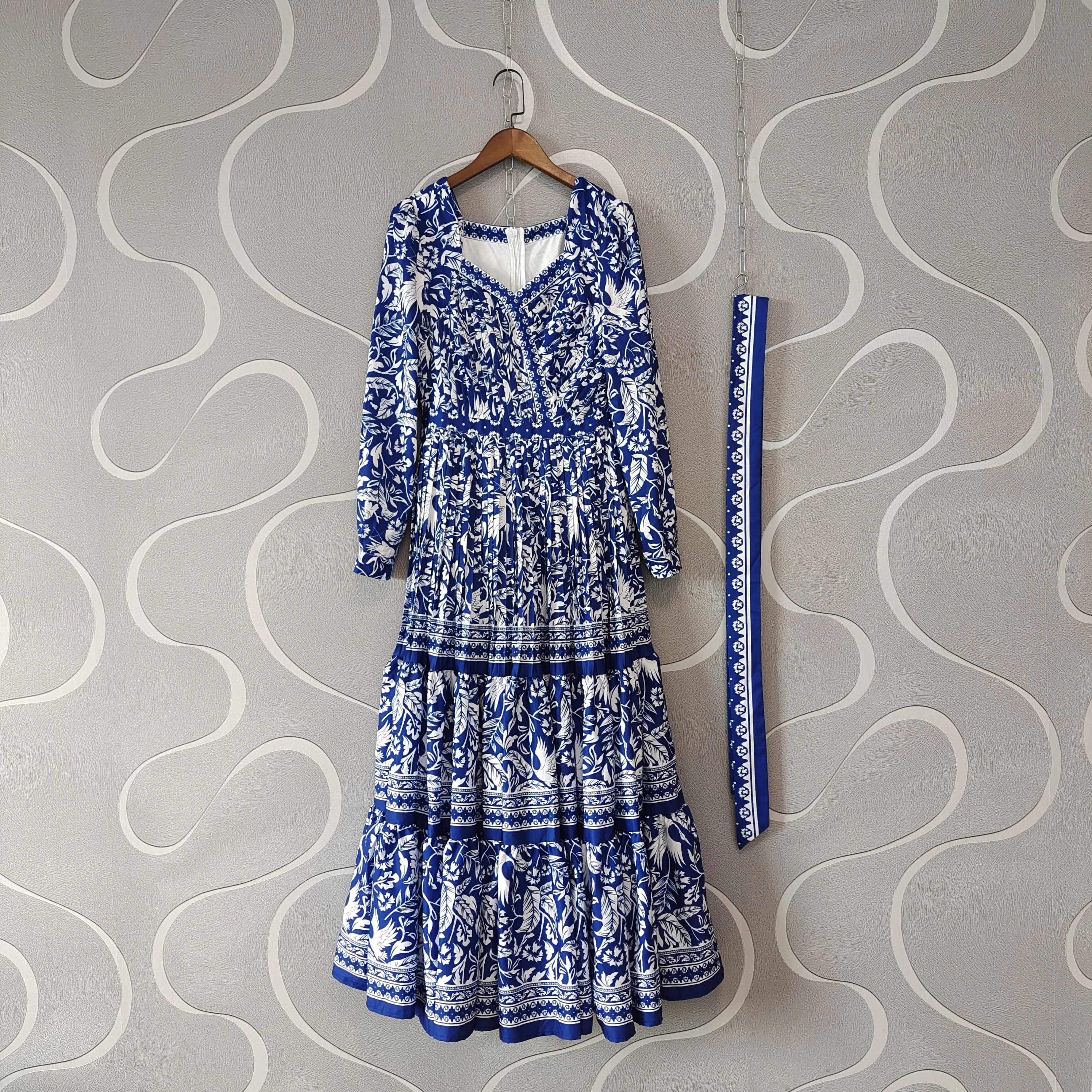 

Праздничное сексуальное плиссированное платье с v-образным вырезом и длинным рукавом, осень 2023, синее и белое фарфоровое платье с цветочным принтом и галстуком