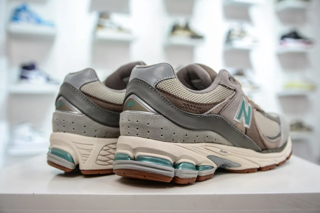 Противоскользящие и износостойкие беговые кроссовки New Balance NB 2002R серия CNY с