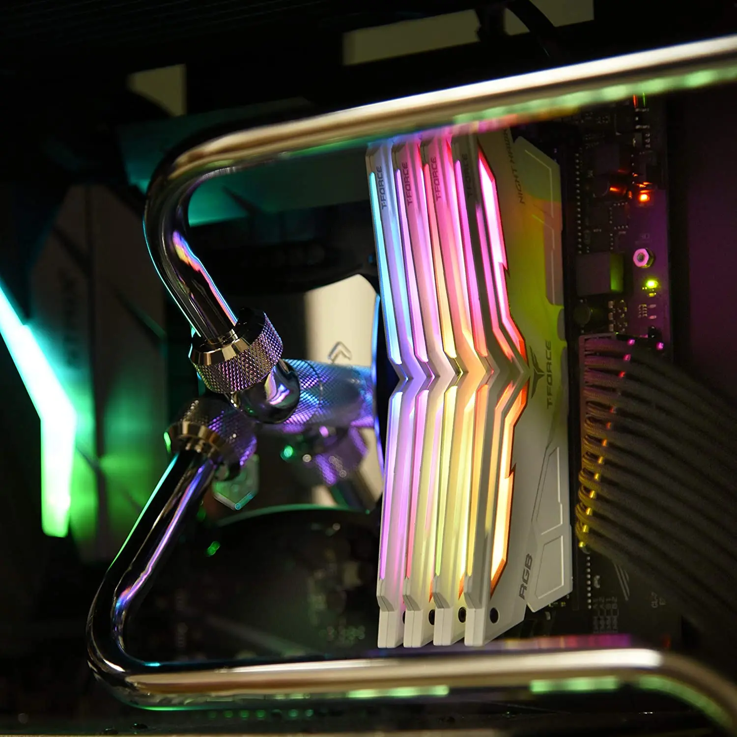 Оперативная память TEAMGROUP DDR4 T- Force Night Hawk RGB 3200 МГц 16 Гб комплект (2x8 ГБ) CL16 SD