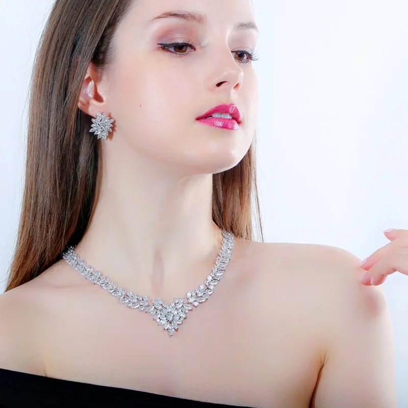 Комплект из колье и серёг с фианитом