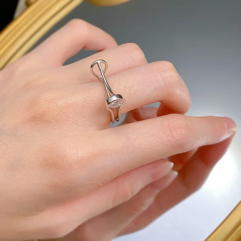 Женское ювелирное изделие из серебра 925 пробы с круглым вырезом