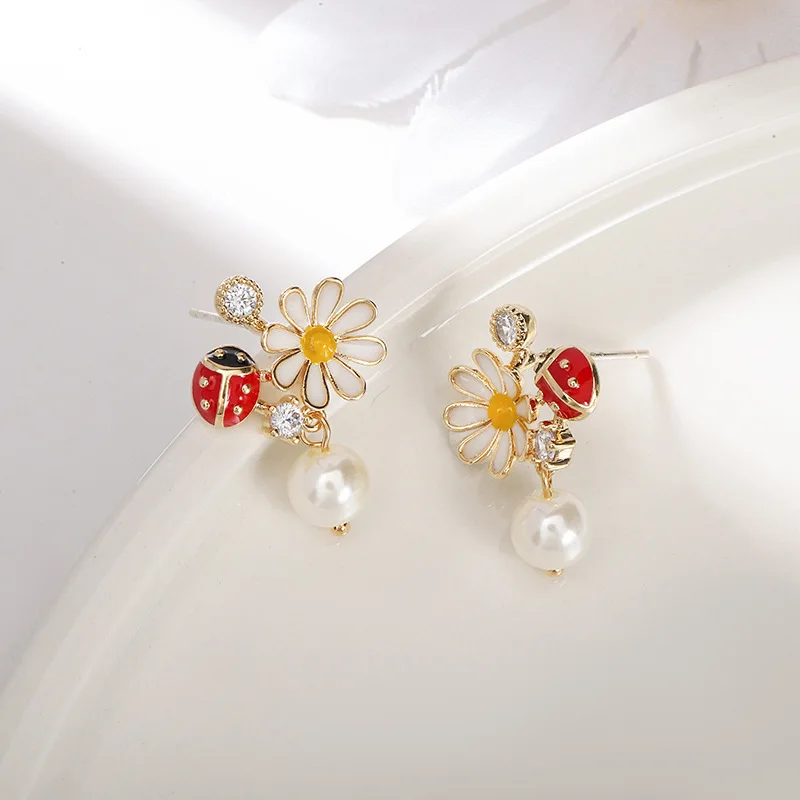 

New Small Korean Version of The Daisy Flower Insect Earrings 925 Sterling Silver Needle Earrings Fresh Pearl Oil Drop Earrings