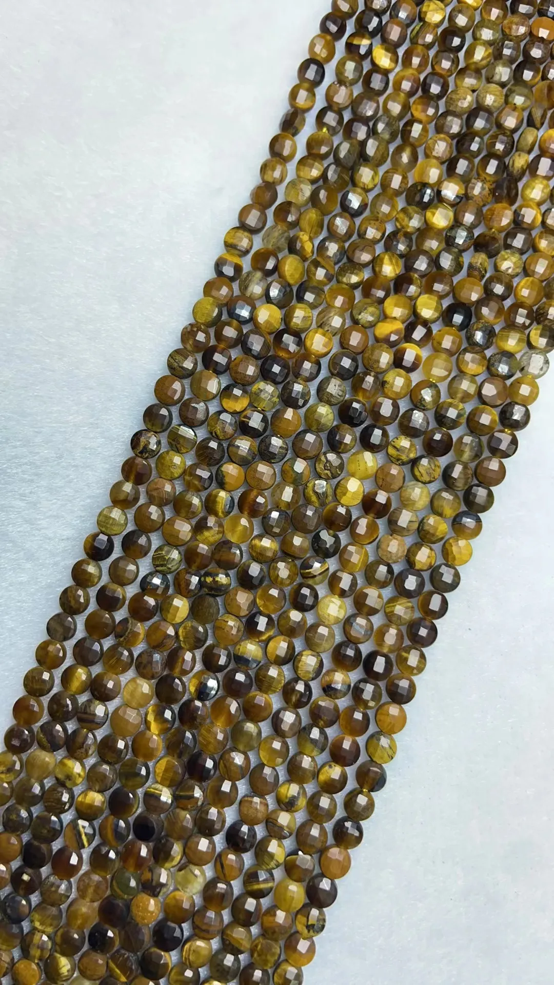 Натуральный тигровый глаз 4 мм сплюснутый вырез. Длина: 39 см.