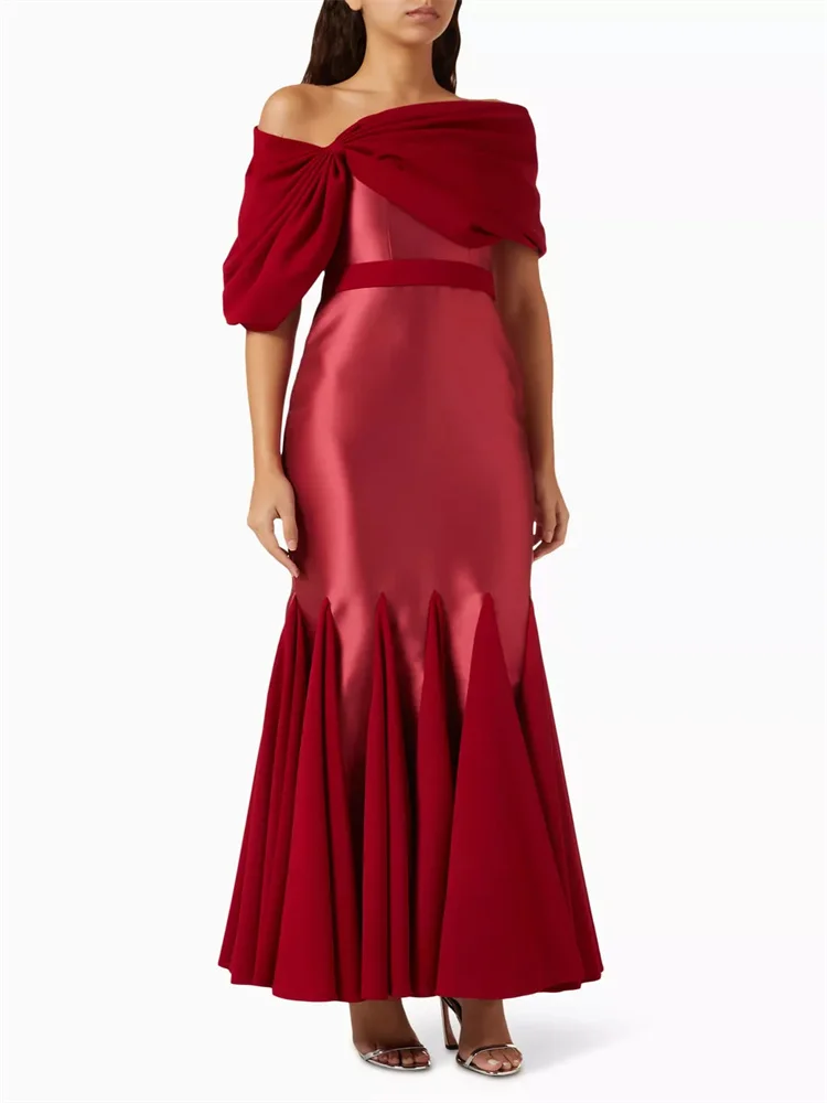 Атласное вечернее платье с открытыми плечами и рюшами бантом элегантное на