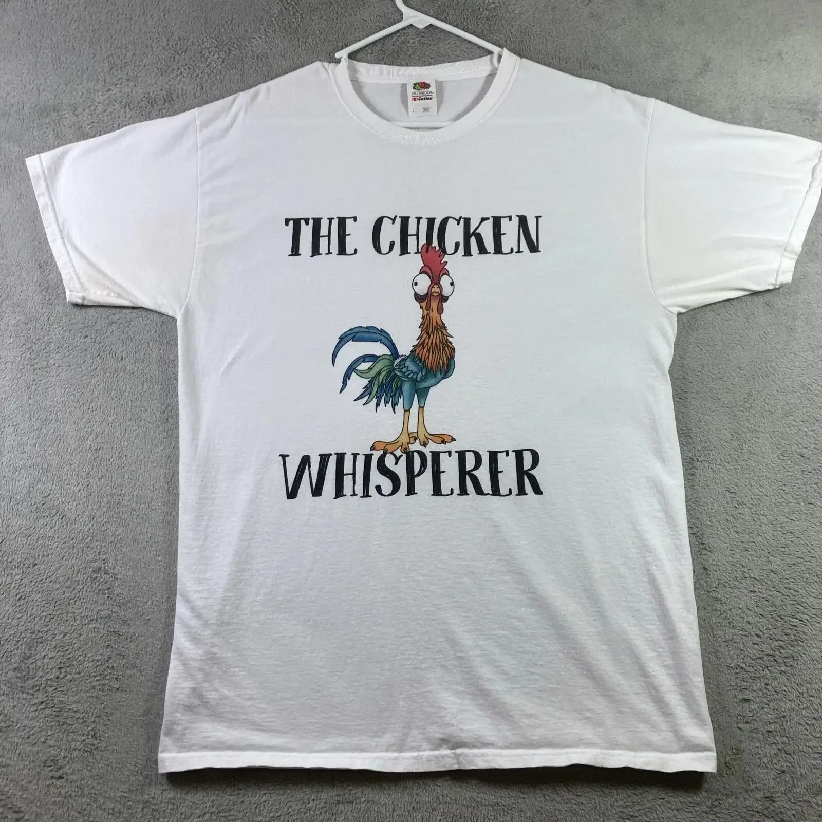 Фото Футболка The Chicken Whisperer для взрослых, большого размера, белая, забавная, повседневная, винтажная, с эффектом потертости, удобная, в уличном стиле, с графическим принтом, слегка состаренная №1