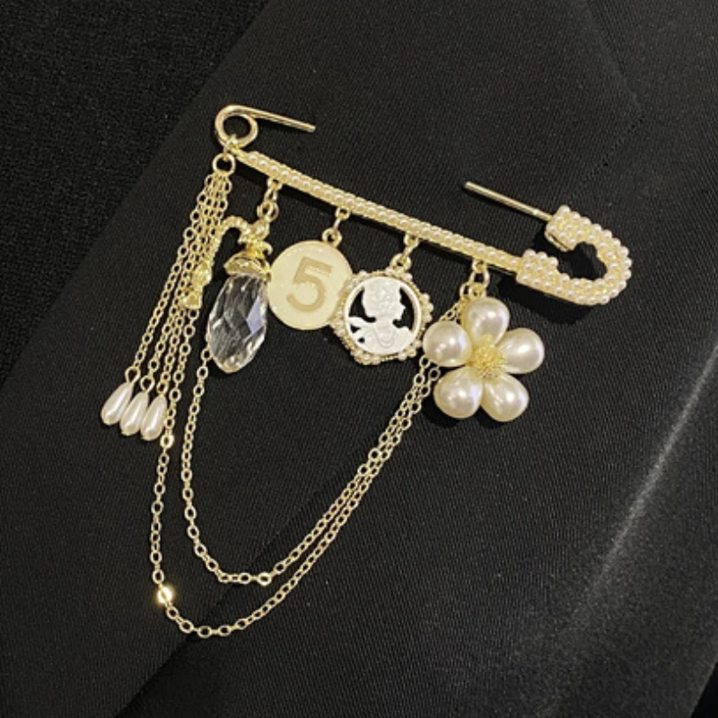 

Fashion Vintage Enamel Flower Brooches for Women Letter Chain Tassel Badge Pin Pearl Flowers Crystal Geometric Weddings Jewelry