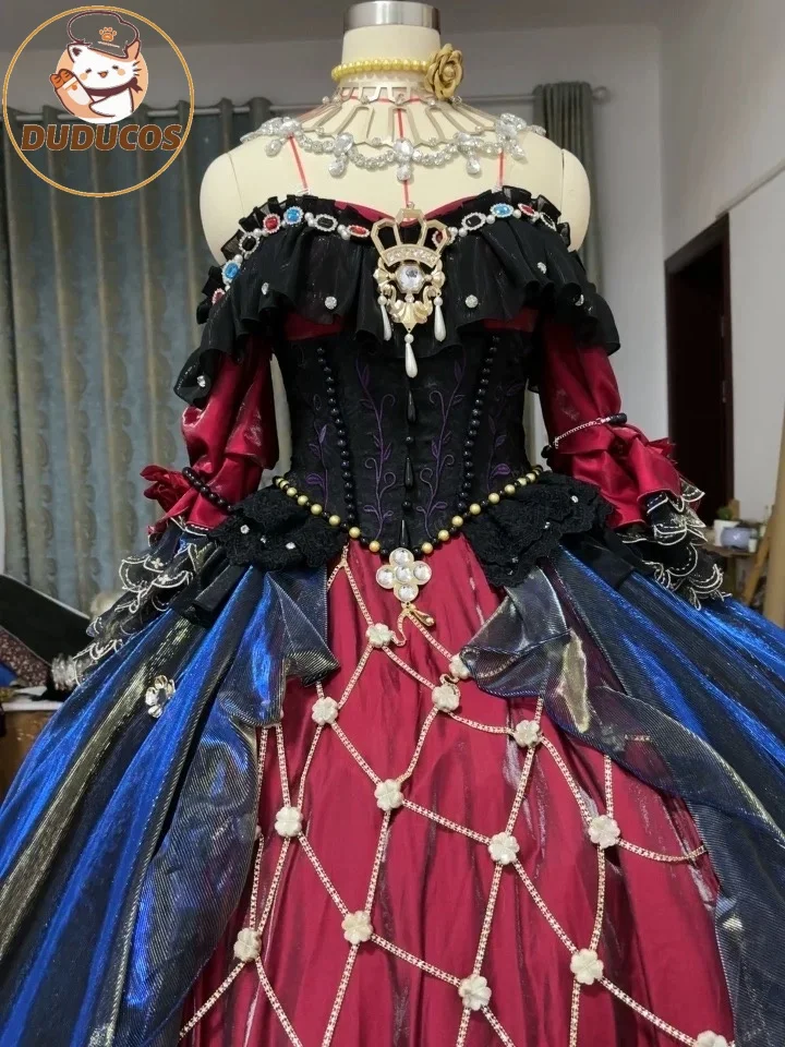 Женский костюм в виде кровавой королевы с V-образным вырезом