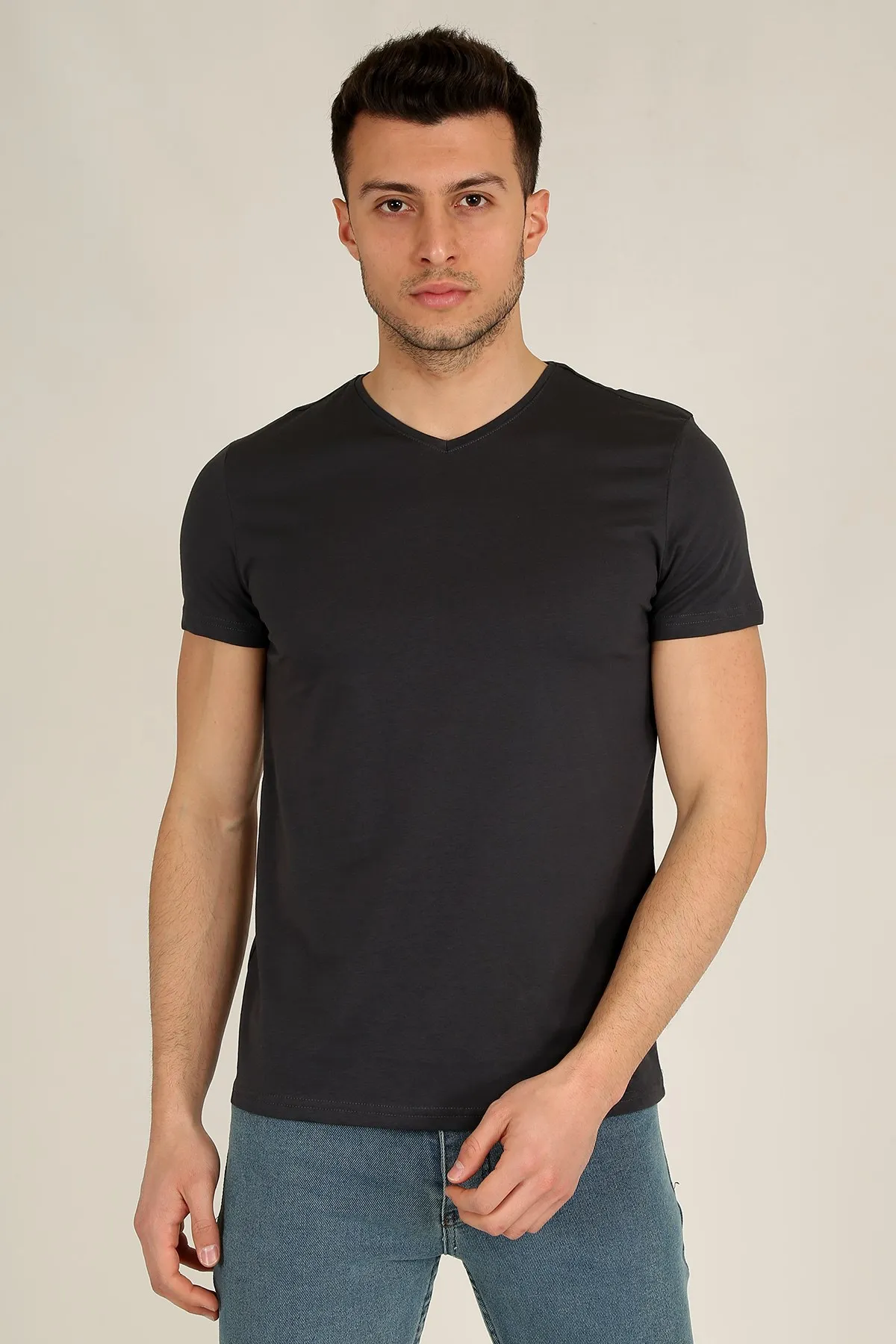 

Мужская Базовая Приталенная футболка с V-образным вырезом и коротким рукавом 21K-3400738-1 Антрацит