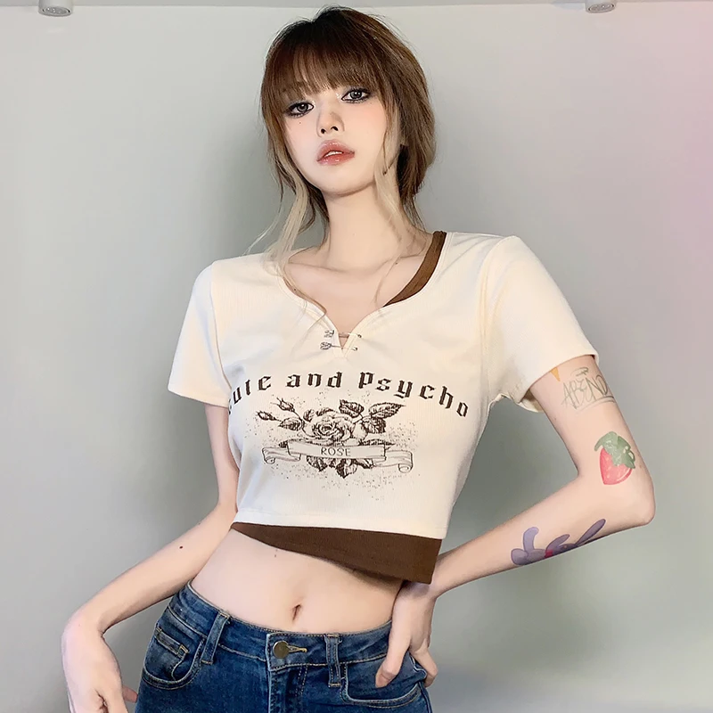 

Weekeep American retro print contrast color fake two-piece pin short sleeve T-shirt women's high waist navel revealing collarbon