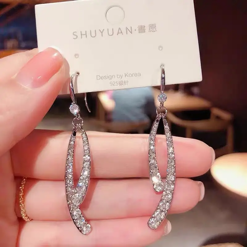 

New Fashion In Autumn and Winter Light and Luxurious Design Full of Diamonds Crisscross Tassels Ear Hooks Women's Simple