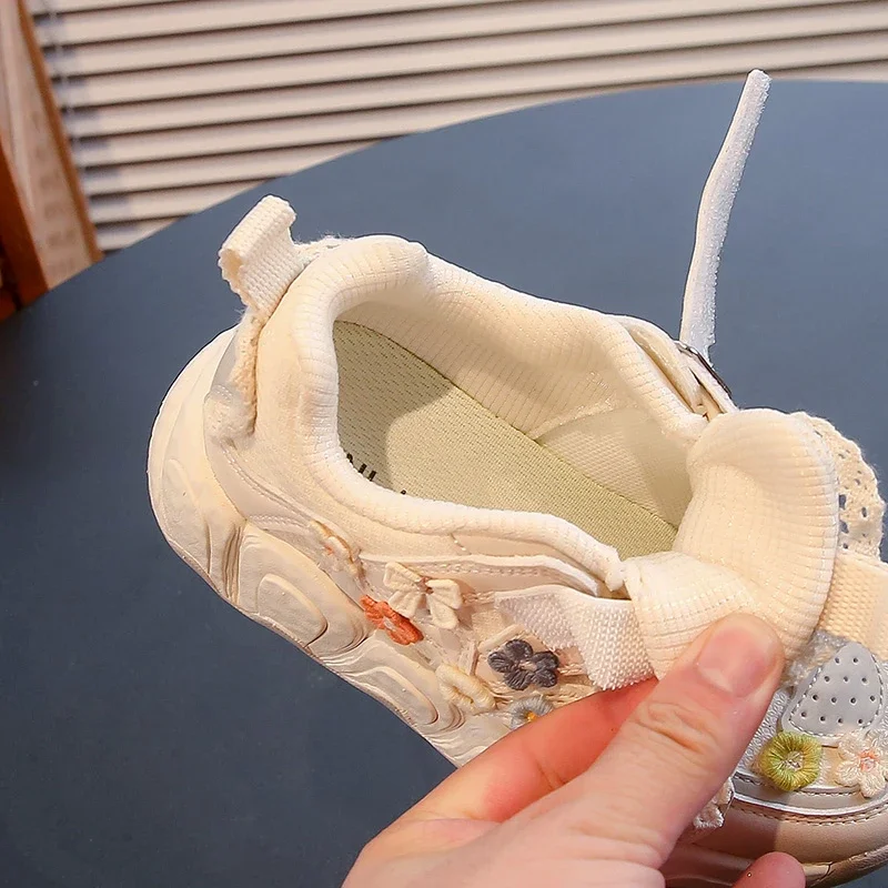 Кроссовки для девочек повседневные с цветочной вышивкой