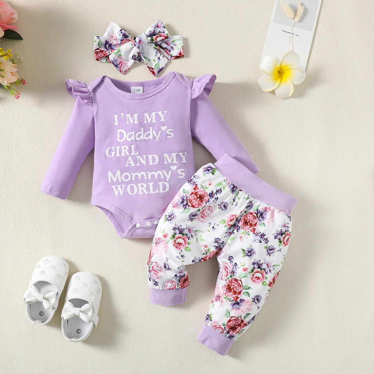 

Комплект одежды для маленьких девочек, Модный Фиолетовый Топ с длинным рукавом и буквенным принтом, штаны с цветочным принтом, повязка на голову, комплект из 3 предметов, на осень