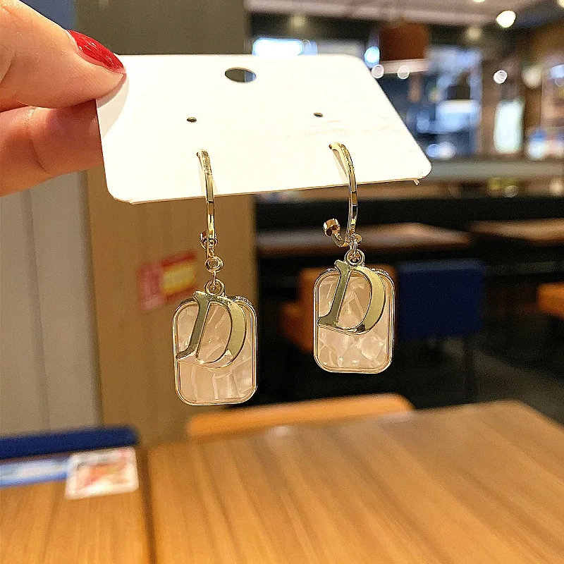 

Premium sense temperament letter earrings women's new simple silver needle stud earrings personality earrings wholesale tide