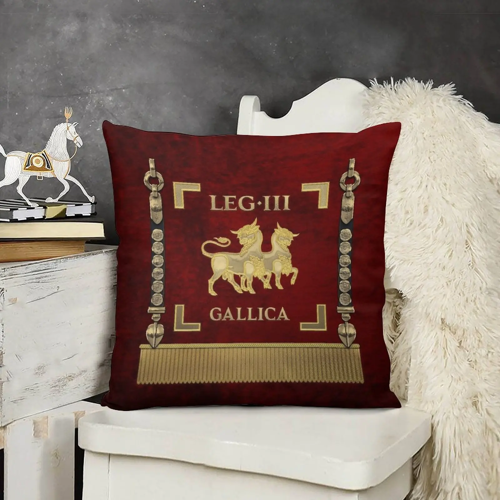 Стандарт Gallic третьего римского легиона - Vexillum of Legio III Gallica Декоративная подушка