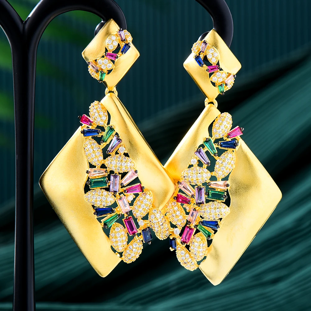 

Женские объемные серьги-подвески с фианитом, в форме капли