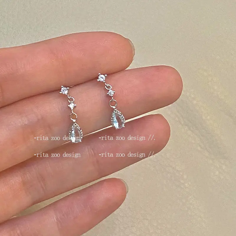 

Новые серьги в форме капли воды озера, женские серьги нишевого дизайна в стиле ретро, изысканные маленькие серьги для женщин, модные ювелирн...