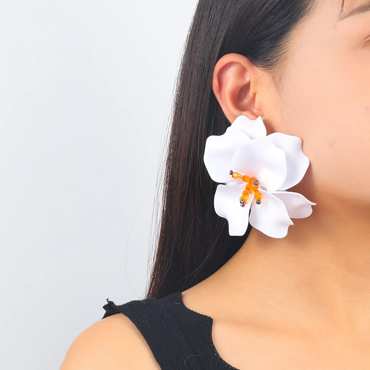 Женские серьги ручной работы ZAA большие белые из смолы с цветами модные