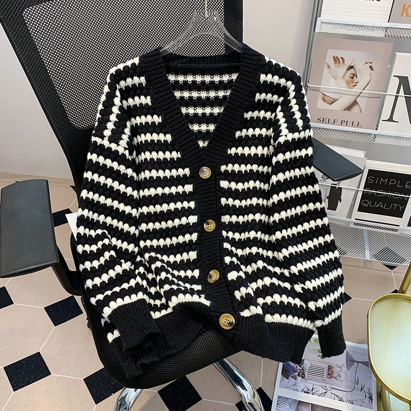 

2022 New Autumn New Black and White Color Matching Single-Row Brown Button Slim V-Neck Long-Sleeved Top Knitted Cardigan Women