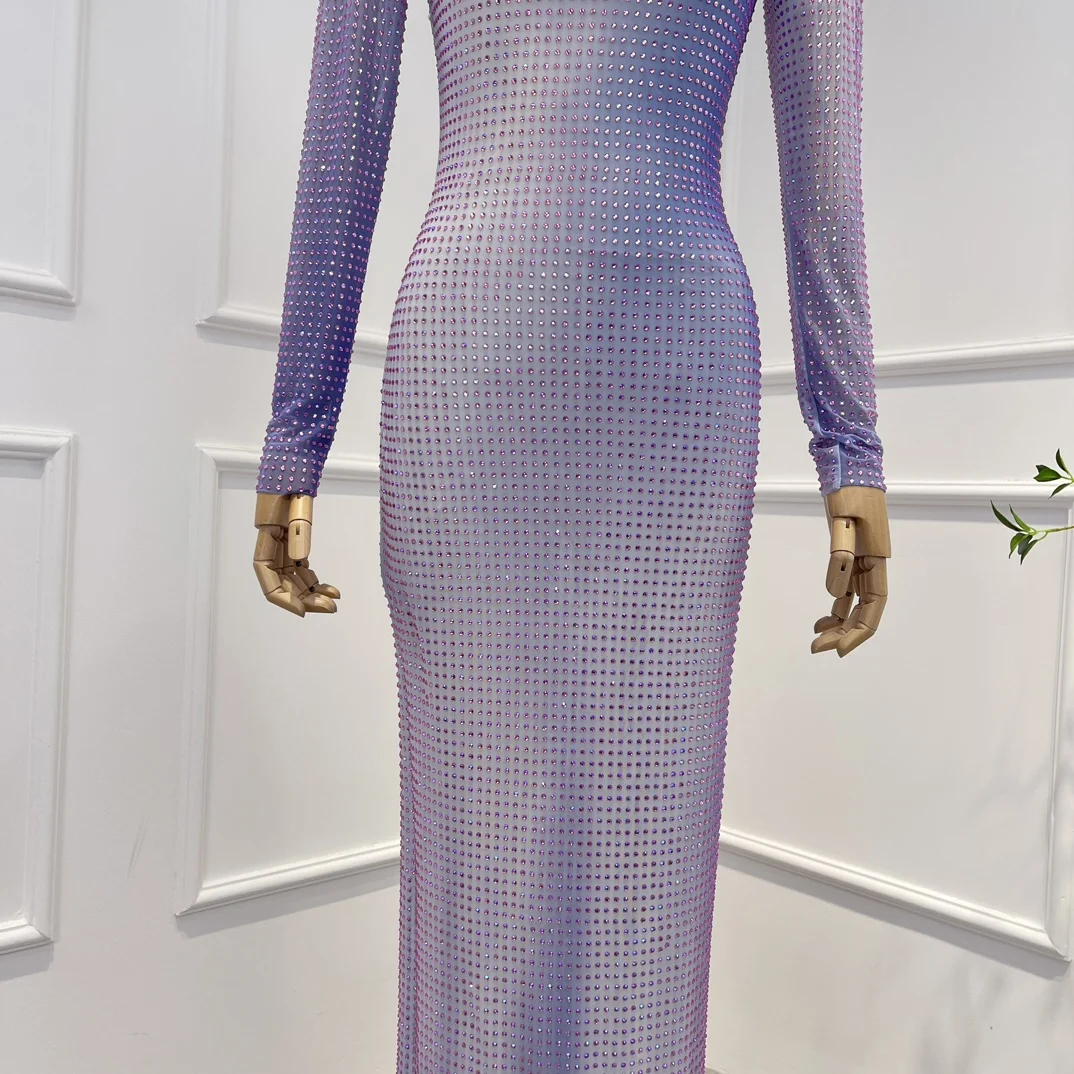 Рисунок 4 - Женское платье с высоким воротником