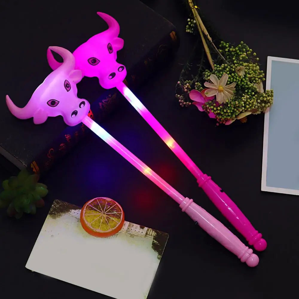 

Светящиеся палочки 1 шт., мигающая палочка с головой коровы из мультфильма, палочка с 3 режимами, Цветные мигающие реквизиты для рождественской и новогодней вечеринки, детская игрушка