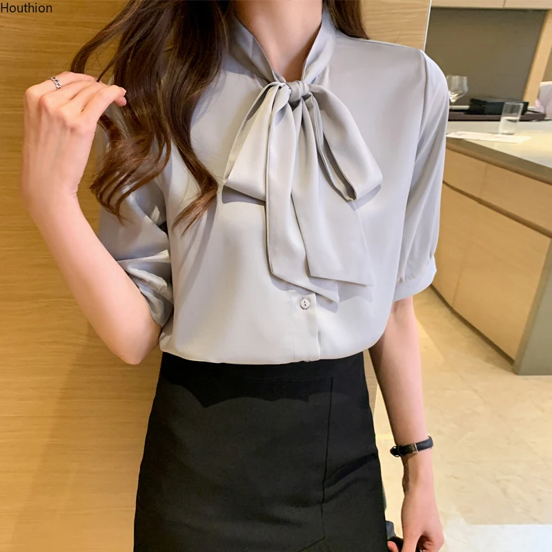 

Блузка Женская атласная с коротким рукавом и V-образным вырезом