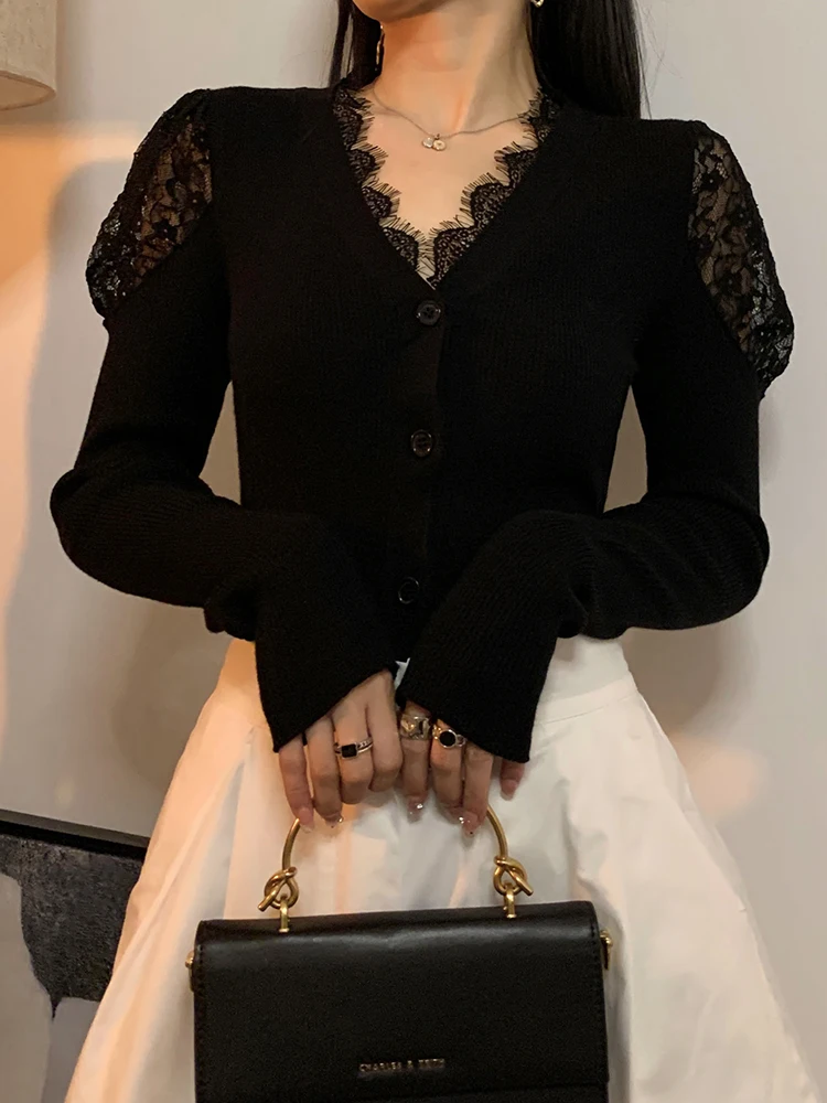 Черная трикотажная рубашка с v-образным вырезом и кружевным низом женская