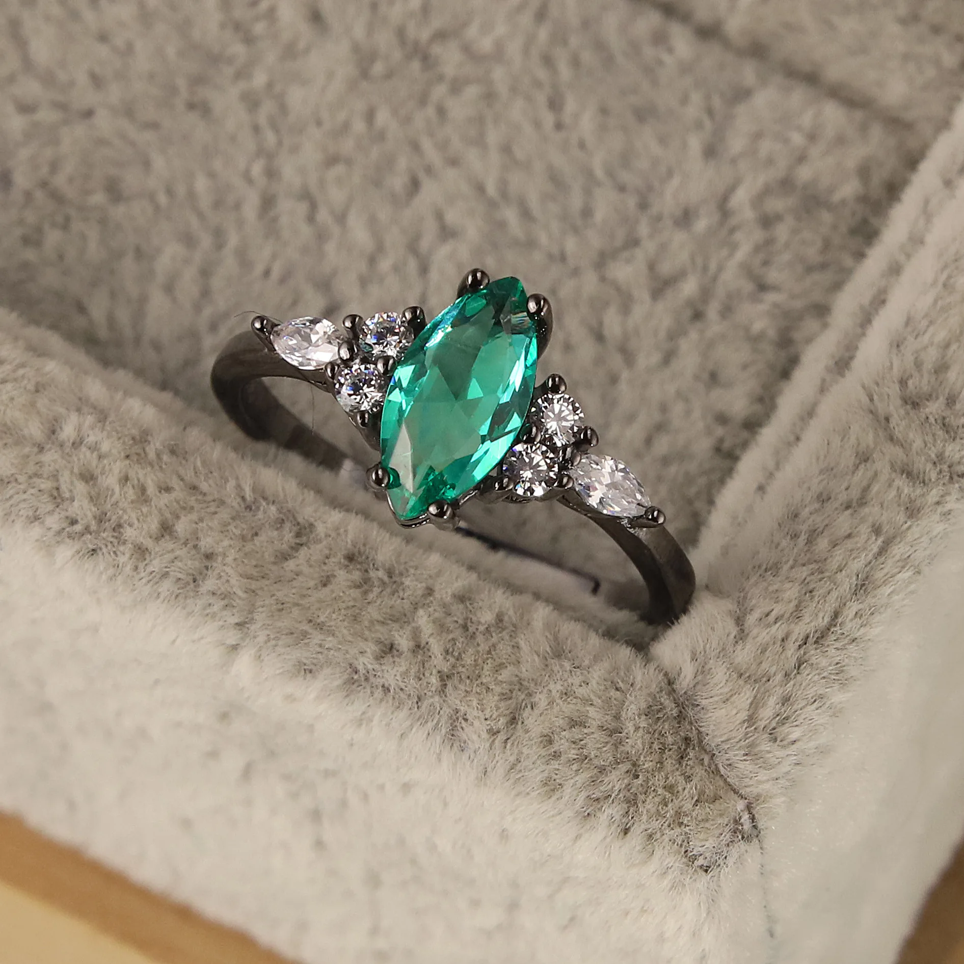

S925 sterling silver ring emerald four-claw ring oval diamond ring personality dyed black ring