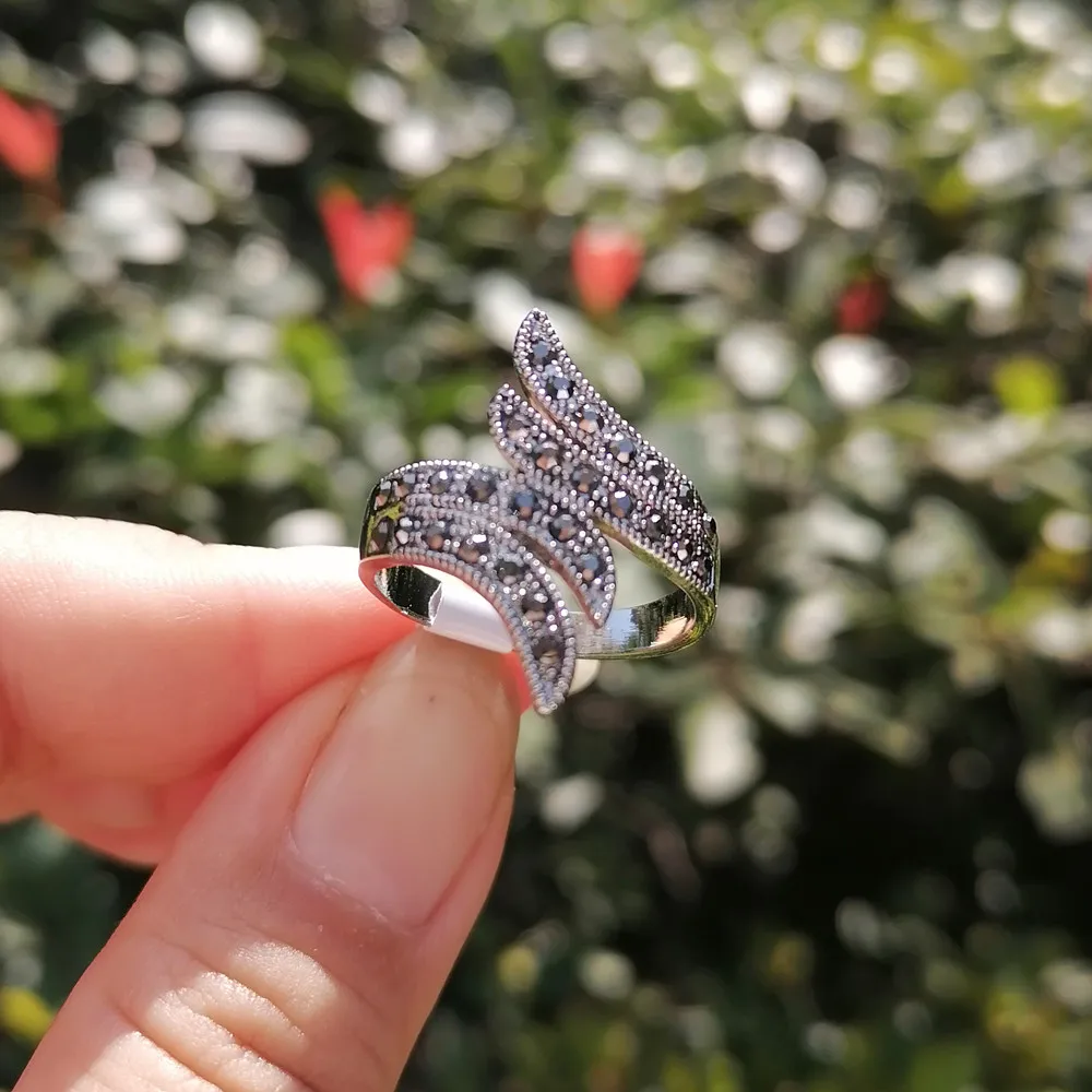 Кольцо Ajojewel черные стразы крылья ангела