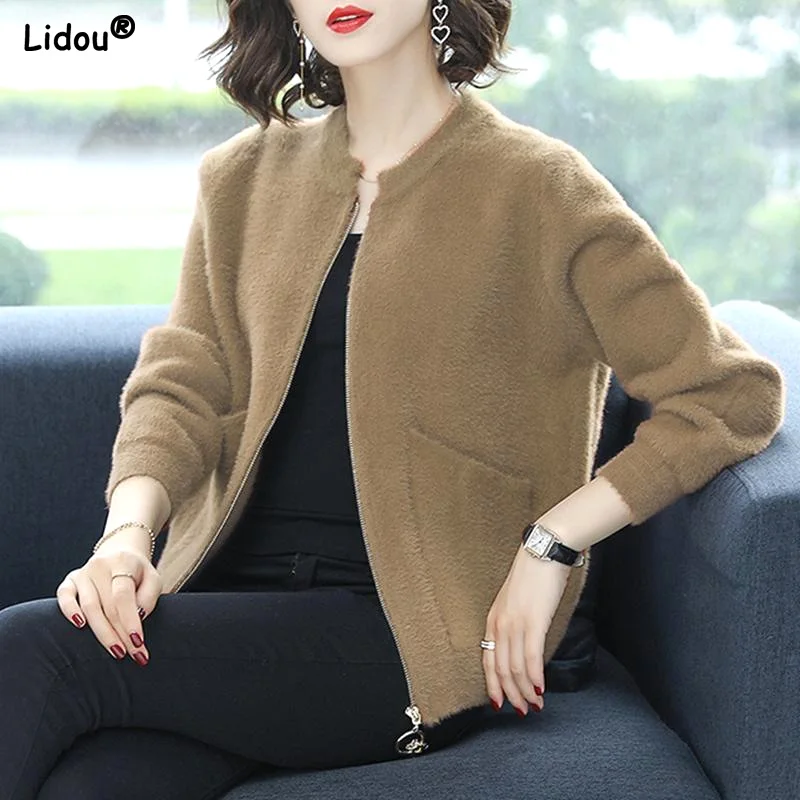 Женская теплая однотонная куртка на молнии с карманами и круглым вырезом - купить