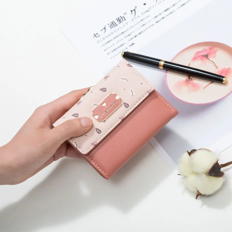 

2022 New Fashion Hot New Women's Wallet Printing Cute Fashion Flower Tri-fold Short Scrub Students PU Iron Wallet
