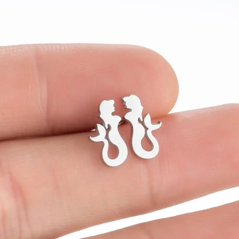 Милые женские серьги с маленькой русалочкой, повседневная бижутерия, минималистичные серьги из нержавеющей стали, маленькие украшения для ушей, серьги